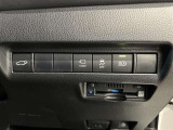 スイッチひとつでバックドアの開閉ができますので雨の日等荷物が多い時に便利です。