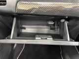 【グローブボックス】車検証入れ等の収納に便利です♪