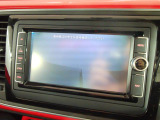 ギアをリバースに入れると車両後方の映像を映し出します。画面にはガイドラインが表示され、車庫入れや縦列駐車などの際に安全確認をサポートします。