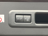 【パワーバックドア】スマートキーや運転席のボタンを押すだけでリアゲートが自動で開閉します!荷物を持っている時や、高い位置にあるバックドアを閉める際に便利な機能です♪