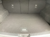 ラゲッジルーム内の凹凸をなくす事でスッキリした広がりを造りだし、荷物がスムーズに出し入れできる気持ちよさ、使い易さを実現!