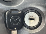 【キーレス】少し離れた場所からでもボタン一つでドアの開錠・施錠ができるのでとっても便利!ドアの鍵穴周りに傷をつけることもありません♪