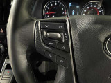 ステアリングスイッチ付きで、運転中に視線を前に向けたまま操作できます。