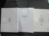 取扱い説明書 整備記録簿です前オ-ナ-の整備歴がわかるため無駄な部品。工賃が発生せず効率の良い整備が行えますまた丁寧に乗っていた証拠でもありますので車両状態の信頼性にもつながってまいります