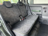 後席シートも広々と座れるのがこのお車の魅力です♪足元にゆとりのあるスペースを確保するなど、快適にドライブを楽しんでもらえる工夫や拘りを感じます♪