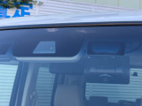 【ホンダセンシング】走行中に前方の車両等を認識し、衝突しそうな時は警報とブレーキで衝突回避と被害軽減をアシスト。より安全にドライブをお楽しみいただけます。