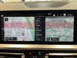 BMWのナビゲーションは操作性も良く、詳細な地図情報と交通状況を見やすく表示し、快適なドライビングをサポートしながら目的地までナビゲートします。