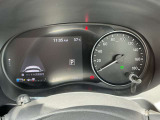 【走行距離 7,886km!】 視認性の良いメーターパネルデザインです。ディスプレイに各種の情報、設定画面が見やすく表示されます。
