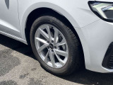 16インチ純正アルミホイール装備 全車両に標準装備の純正アルミホイールは、純正ならではのバランスの良いデザインと、走行安定性をお楽しみ頂けます。