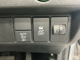 室内からミラーの開閉が可能な電動格納ミラー、車がカーブの外側へ膨らんだり内側へ巻き込んだりする挙動を防止し安定した走行をサポートする横滑り防止装置付きです!