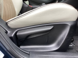 運転席にはドライバーの体型や好みに応じて前後方向だけでなく、高さの調整ができるシートリフターを装備!