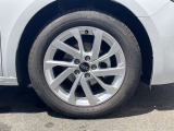 16インチ純正アルミホイール装備 全車両に標準装備の純正アルミホイールは、純正ならではのバランスの良いデザインと、走行安定性をお楽しみ頂けます。