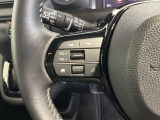 ステアリングにオーディオ操作スイッチが付いています。オーディオ画面に直接タッチしなくても操作が出来ますので、運転に集中できます。