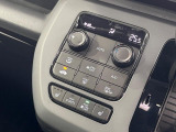 【オートエアコン】一度お好みの温度に設定すれば、車内の温度を検知し風量や温度を自動で調整。暑い&hellip;寒い&hellip;と何度もスイッチ操作をする必要はありません。快適な車内空間には必須の機能ですね♪