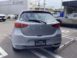 リアコンビランプは丸型の4灯デザインで、前へ向かうようなグラデーション発光を採用しています。ランプの丸を近づけた水平表現でエレガントさを演出しています。