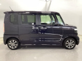 狭い駐車場でも、スライドドアならチャイルドシートへのお子さまの乗降や荷物の積載もスムーズ。