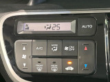 【オートエアコン】一度お好みの温度に設定すれば、車内の温度を検知し風量や温度を自動で調整。暑い&hellip;寒い&hellip;と何度もスイッチ操作をする必要はありません。快適な車内空間には必須の機能ですね♪