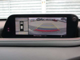 車体がシースルー(透過)して周囲の見通しを高めた設計の『360&deg;シースルービューモニター』を搭載。大きな車体でも、上空から見下ろす正確な視点で、狭い道や駐車をサポートします。