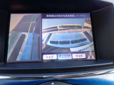 クルマを真上から見下ろしているかのような映像によって、車庫入れや縦列駐車などの駐車時に、自車と駐車位置の関係をひと目で確認でき、スムースな駐車をサポートします。