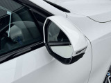 追い越し車線上を急接近してくる車両を認識してミラー内側に組み込まれたインジケータを点滅させドライバーに警告します。注意喚起に気づかず、ドライバーがそのまま車線を越えた場合には車線維持をサポートします。