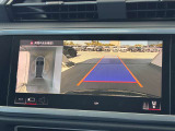 ●リアビューカメラ『入車経路を算出し、ガイドラインと補助線をディスプレイに表示します。同時にバンパーに内蔵のセンサーが障害物を感知し音で注意を促します。後方の死角も安心していただけます。』
