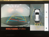 【パノラミックビューモニター(床下透過表示機能付)】クルマを上から見たような画像をディスプレイに表示し、運転席から確認しにくい箇所も確認できます。車両直下及びタイヤ付近のアンダーフロアの確認も可能です