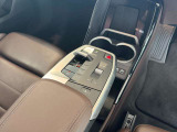 ドライバーを中心に考えた運転席の設定になっております。ナビゲーション/エアコンの操作も簡単に操作が可能です。是非、ご試乗で体感していただくことをおススメいたします。