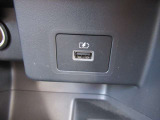 運転席そばにUSBソケットがあります♪♪ここでスマホの充電できちゃいます♪♪
