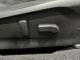 【パワーシート】電動でシートポジションの変更が可能です。手動式より細かくシート設定が可能ですのでより快適な姿勢でドライブを楽しんで頂けるでしょう。