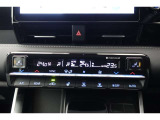 ★運転席と助手席でそれぞれお好みに合わせて温度設定が行えるフルオートエアコンです。外気温や室温、日射量を感知し、吹き出し温度、風量を緻密に制御します