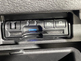 【ETC】有料道路を利用する際に料金所で停止することなく通過できる、ETC車載器(ノンストップ自動料金収受システム機器)が装備されています。セットアップを行うことで利用可能になります。