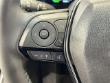 ステアリングスイッチ付きで、運転中に視線を前に向けたまま操作できます。