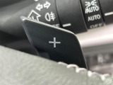 【パドルシフト】ハンドルから手を離さずに素早くシフトアップ&ダウンができるので、エンジンブレーキを使う下り坂や高速道路の合流で加速したい場面で役立ちます。