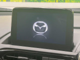 【マツダコネクト】車内の雰囲気にマッチした一体型タイプのディスプレイ。各種車輌設定やBluetooth再生等、様々な機能が楽しめます。