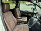 【フロントシート】インパネにシフトが付いているので足元広々!運転席から助手席の移動も楽々♪どちらからでも乗り降り出来るので、狭い場所の乗り降りも楽ちんですよ♪