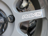 ホイールにRAYSの文字が光ります☆ロックナットもRAYSです♪鍛造アルミホイールA LAP-J 2122リミテッド!