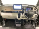 車内は光触媒抗菌消臭施工済です。スタイリッシュなデザインで暖かみのあるインパネ周りを演出します。グローブボックスやカップホルダーのほかにトレーなどたくさんの収納スペースが装備されています。