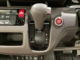 CVT車のセレクトレバーです。低速から高速まで、変速ショックのないスムーズな走りを実現するとともに、エンジン効率のよい領域を維持することで燃費にも貢献します。