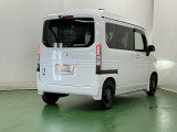 後席の窓には外から車内が見えにくくなるプライバシーガラスを採用。周りを気にせずリラックスして過ごせます