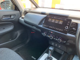 助手席周辺はこのようになっております。運転手だけでなく助手席に一緒に乗られる方も広々と快適にお乗り頂けるような設計です!各種装備を次の写真からご案内いたしますのでご覧ください。