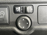 【電動格納ミラー】サイドミラーは電動格納式となっており、狭い駐車場でもキズがつくリスクを抑えられます。