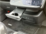 運転席側にドリンクホルダーあります!運転中でも手が届きやすい位置にあって便利です♪