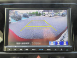 リバースギア連動のバックカメラが付いています。画面に鮮やかに写りますので夜間や雨の日も安心してバックできますね。人気装備の一つです。