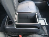 運転席と助手席の間に小物入れがございます。