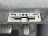 【ETC】高速道路などの料金所における自動料金支払いシステムです。車載器と料金所のアンテナとの間で無線通信を行い、料金を自動で支払うことができます。