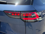 ダイナミックターンインジケーター付き3DのLEDテールランプ。ウィンカーの光が流れるように点滅、後続車からの視認性が高まり、万一の追突の危険性を軽減します。