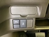 VSA装備車です。VSAはドライバーの操作と車の動きを見守っています。もし車の挙動が乱れたとき、4輪別々にブレーキをかけたり、エンジンパワーをしぼることによって車を安定させます。