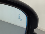 ブラインドスポットモニターを装備。自車の車速20km/h以上で前進しているとき、隣接する車線後方に他の車両が走行していることを知らせ、運転者の車線変更などの操作の際の負担を軽減するシステムです。
