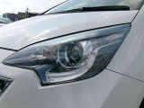 HIDヘッドライトで、夜間の走行や悪天候でも安心です。LEDと違い熱を持つので、降雪時などはヘッドライトに積もった雪も溶かしてくれます。