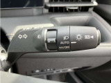 車外の明るさに応じでライトを点灯、消灯してくれるオートライト機能です☆お天気の良い昼間のトンネル走行などオートにしてると便利で安心です☆エンジン停止時にライトの消し忘れも無くなります☆